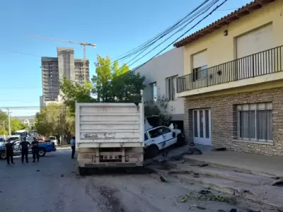 Finalmente el cami�n sin control logr� frenar su marcha luego de embestir a una decena de autom�viles.