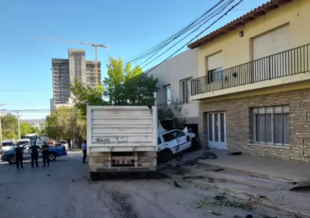 Finalmente el cami�n sin control logr� frenar su marcha luego de embestir a una decena de autom�viles.