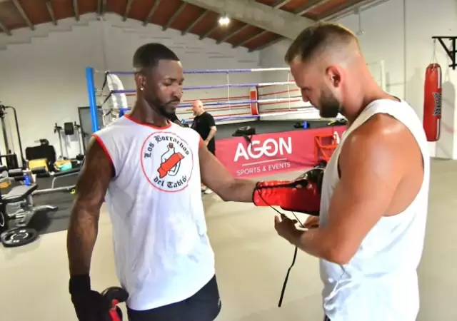 El cubano Scull en el gimnasio con su remera de River