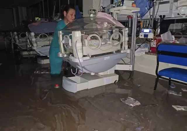 La sala de Neonatolog�a del Hospital Penna de Bah�a Blanca, completamente inundada.