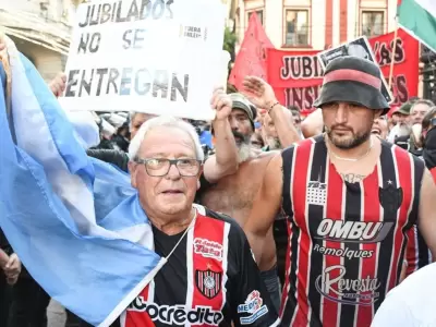 La hinchada de Chacarita acompa�� a los jubilados en la marcha.