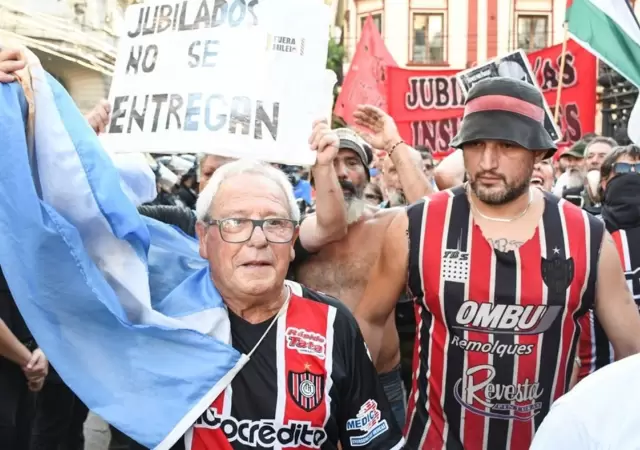La hinchada de Chacarita acompa�� a los jubilados en la marcha.