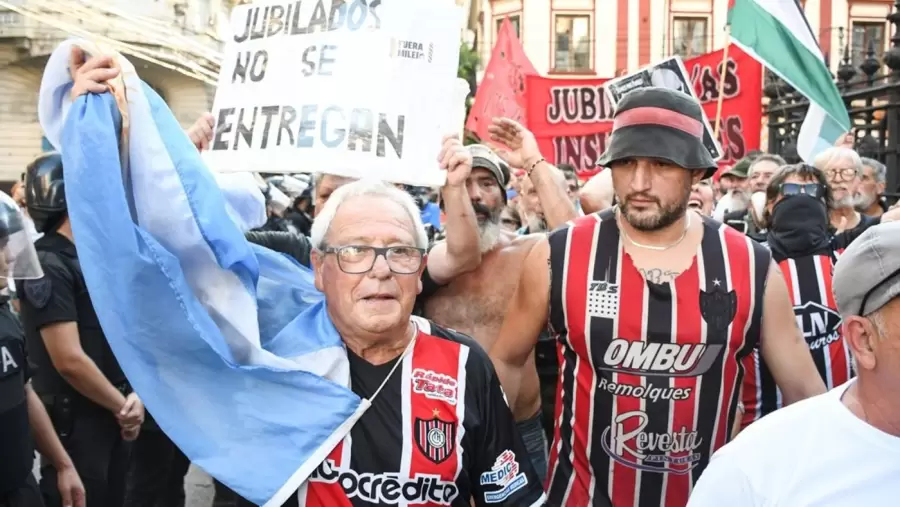 La hinchada de Chacarita acompa�� a los jubilados en la marcha.