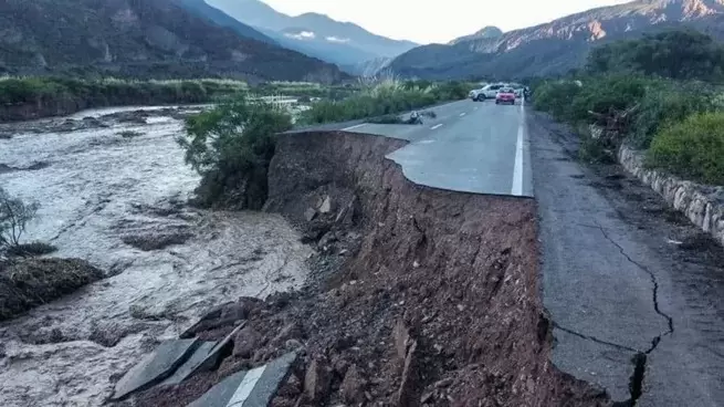 Por las fuertes tormentas colapsaron rutas en Jujuy, Salta y Tucumán.