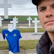 En Malvinas, burl� a los brit�nicos e hizo flamear la bandera argentina y la camiseta del Diego