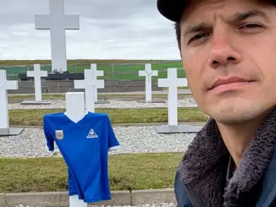 Juan Diaz dej� una camiseta de Maradona y una bandera argentina en Darwin.