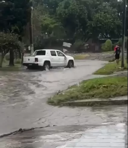 La v�ctima iba en su camioneta y qued� varada por una inundaci�n.