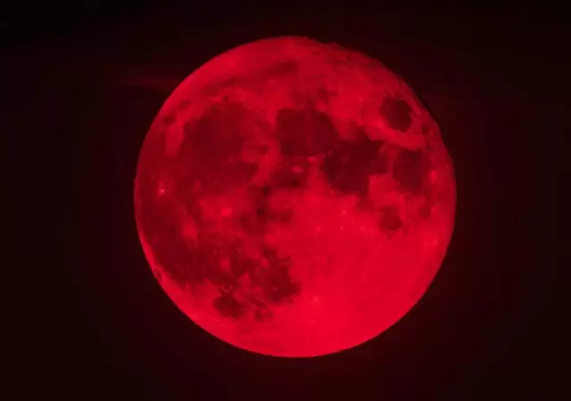 Luna Roja.