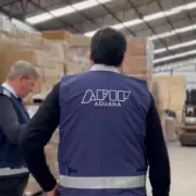 Ventilan "una orden de arriba" para dejar pasar valijas con dinero por la Aduana