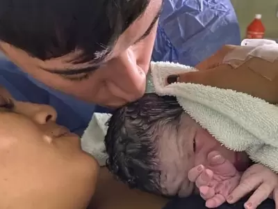 �Milagro en Bah�a Blanca! Dio a luz tras cruzar la inundaci�n en tractor