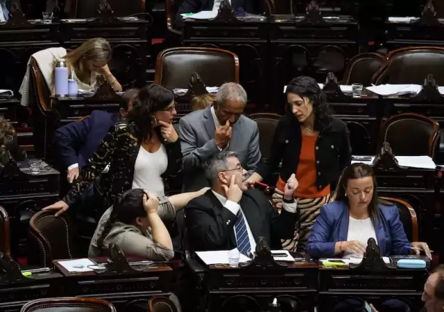 La oposici�n intenta frenar el DNU de Milei que allana el camino al FMI