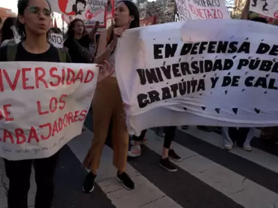 El gobierno de Javier Milei mantiene su postura de no llamar a paritarias y aumentar unilateralmente el salario de docentes y no docentes.
