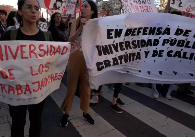 El gobierno de Javier Milei mantiene su postura de no llamar a paritarias y aumentar unilateralmente el salario de docentes y no docentes.