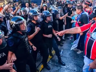 Los hinchas de f�tbol se suman a la marcha de jubilados.