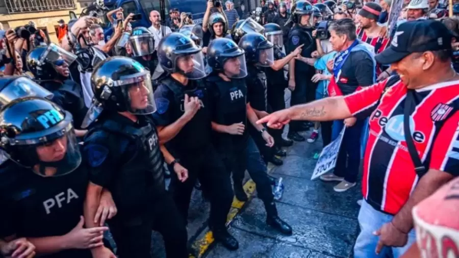 Los hinchas de f�tbol se suman a la marcha de jubilados. (Foto: archivo web)