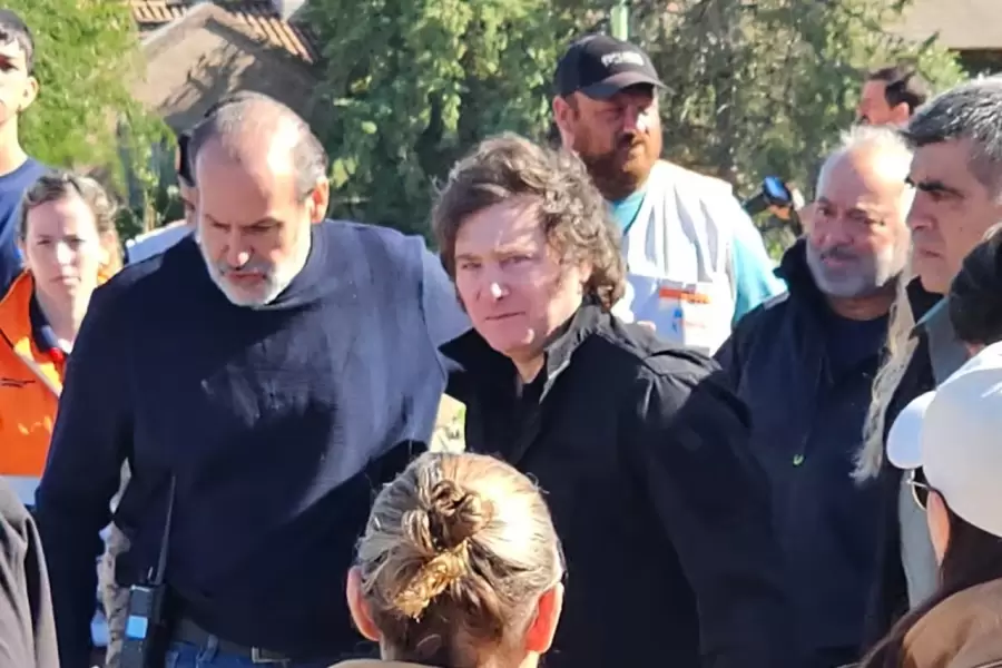 El Presidente viaj� con Karina Milei, Guillermo Francos y Patricia Bullrich a Bah�a Blanca, golpeada por un temporal que dej� 16 muertos.