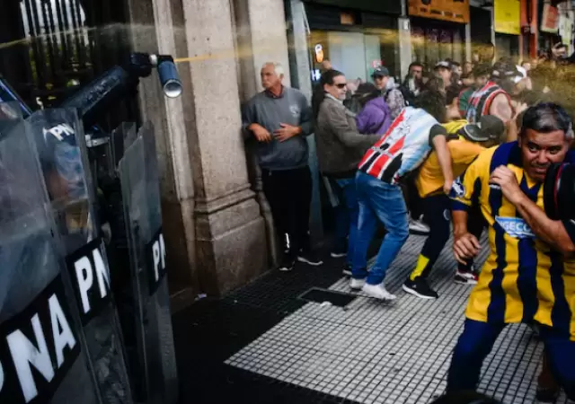 La zona del Congreso de la Naci�n se transform� en un �rea de duras protestas con la consecuente represi�n de  parte de las fuerzas de prevenci�n.