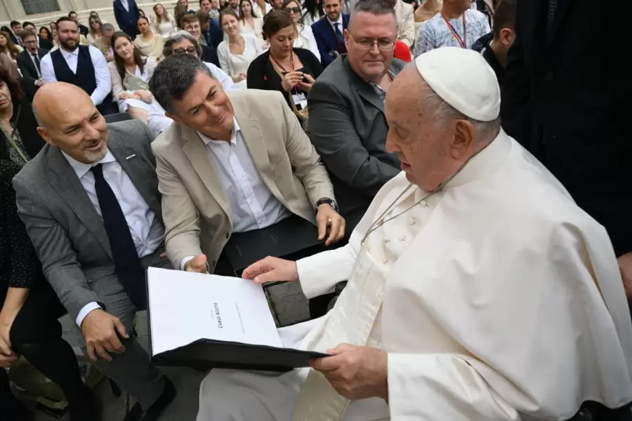 "Se le present� al Santo Padre una r�plica del proyecto, y �l firm� uno. Lo tenemos ac�, guardado para la historia" (O. Scandura)
