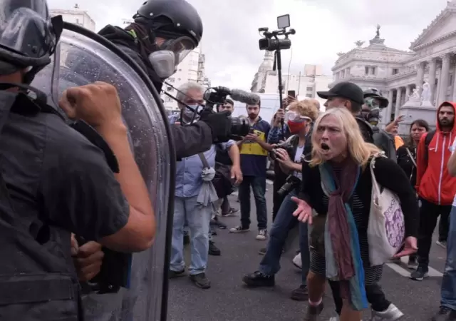 Violencia en la protesta: agresiones a la prensa y enfrentamientos con la Polic�a