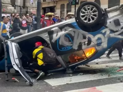 M�s de veinte uniformados sufrieron la embestida violenta de grupos de barras enajenados.