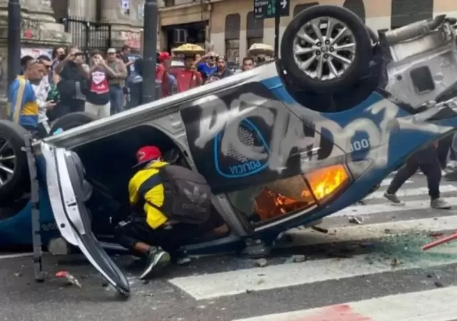 M�s de veinte uniformados sufrieron la embestida violenta de grupos de barras enajenados.
