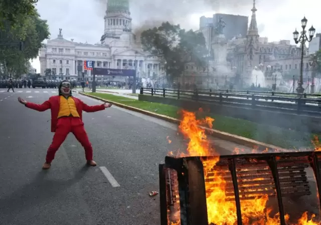 Protestas frente al Congreso.