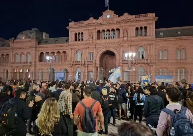 Vecinos se movilizaron de forma espont�nea frente a la Casa Rosada.