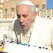 El Papa Francisco apag� las velitas y contin�a estable