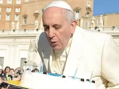 Francisco soplando velas de su cumplea�os 78