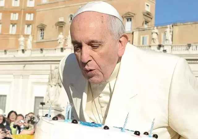 Francisco soplando velas de su cumplea�os 78