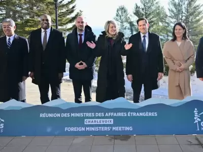 Despu�s de arduas discusiones, los jefes de la diplomacia del grupo de los siete tomaron una posici�n conjunta.