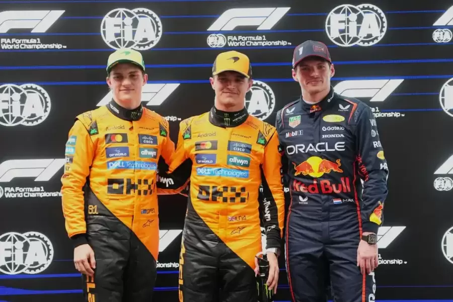 Norris al centro, acompañado de Piastri y Verstappen, los líderes de la qualy