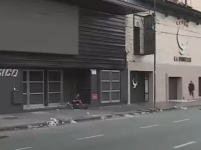 La agente logr� frenar un incidente frente a boliche, pero al cruzar la calle para intervenir en otro, fue violentamente embestida.