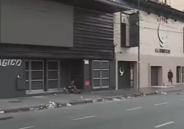 La agente logr� frenar un incidente frente a boliche, pero al cruzar la calle para intervenir en otro, fue violentamente embestida.