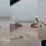 Furia en Las Grutas: la tormenta arrastró un Jeep al mar y generó caos