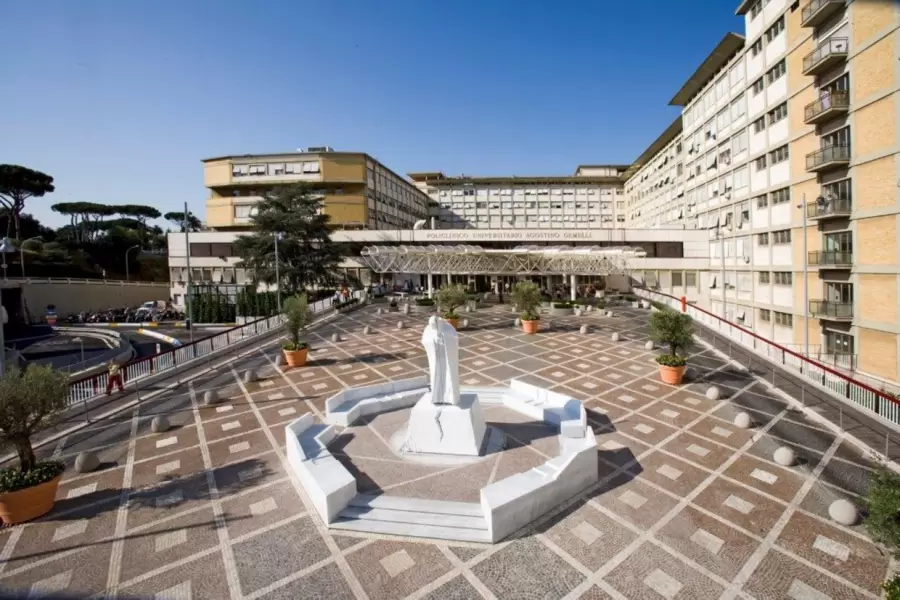 Explanada del Hospital Gemelli, donde se encuentra internado Francisco.