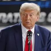 �No lo vio venir! Trump recibe un golpe en plena entrevista y su reacci�n se hizo viral