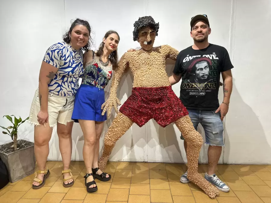 Admiradores de Charly junto a su escultura