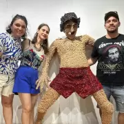 Charly Garc�a y una escultura hecha con 20 mil bl�sters de remedios en la provincia de Buenos Aires
