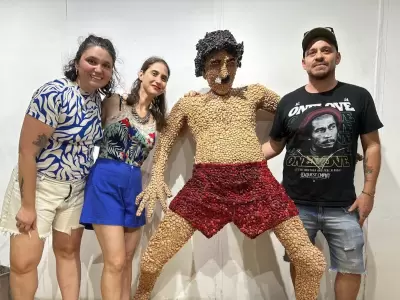 Admiradores de Charly junto a su escultura