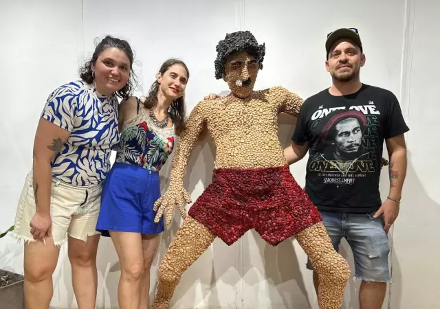 Admiradores de Charly junto a su escultura