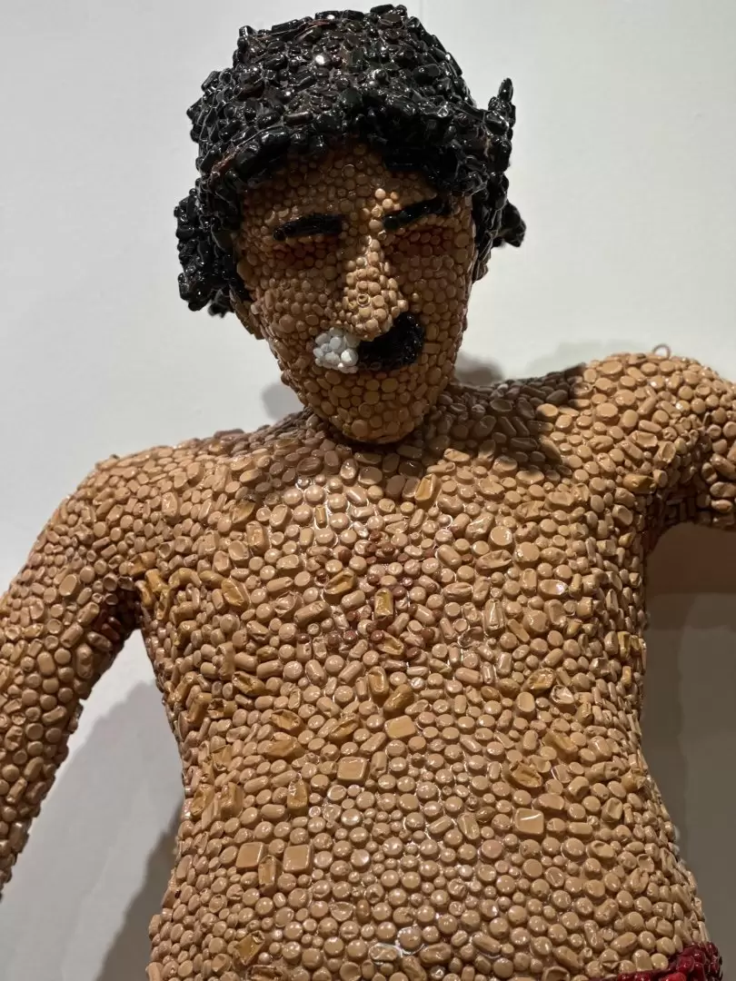 La escultura se hizo con blisters de medicamentos