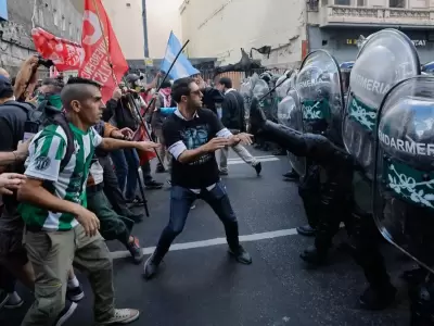 Proh�ben el ingreso a estadios a 26 barras detenidos en la marcha de jubilados