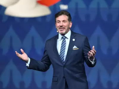 Alejandro Dom�nguez derrap�.