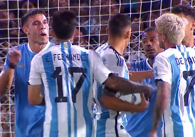El gesto de Ugarte a De Paul.