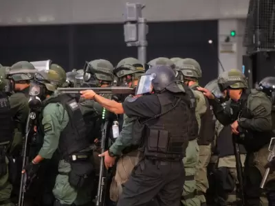 Gendarmer�a disparando balas de goma