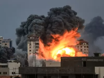 Israel emprendi� una fuerte operaci�n de intensos bombardeos sobre el enclave palestino.