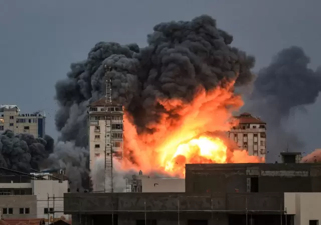 Israel emprendi� una fuerte operaci�n de intensos bombardeos sobre el enclave palestino.