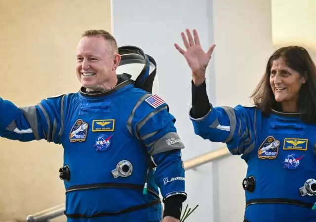 La dupla de astronautas logr� retornar a casa gracias a una camuflada misi�n de rescate.
