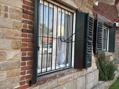 Los cacos rompieron una reja de la casa y uno de ellos se introdujo con fines de robo.